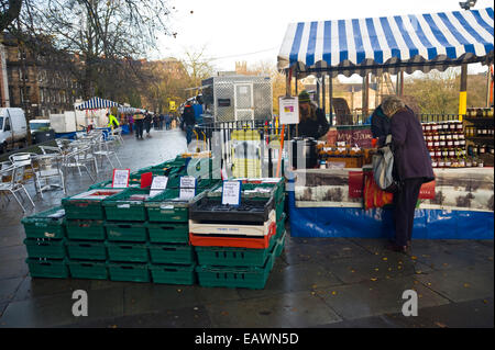 Kunden surfen Stände auf Edinburgh Farmers Market in Stadt Zentrum Edinburgh Schottland UK Stockfoto