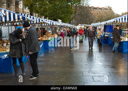 Kunden surfen Stände auf Edinburgh Farmers Market in Stadt Zentrum Edinburgh Schottland UK Stockfoto