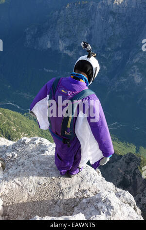 Base-Jumper wird von einer Klippe hinunter in das tiefe Tal beendet. Dabei ist er in einem Wingsuit Tarif Weg von den Felsen zu fliegen. Stockfoto