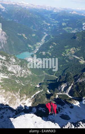 Base-Jumper wird von einer Klippe hinunter in das tiefe Tal beendet. Dabei ist er in einem Wingsuit Tarif Weg von den Felsen zu fliegen. Stockfoto