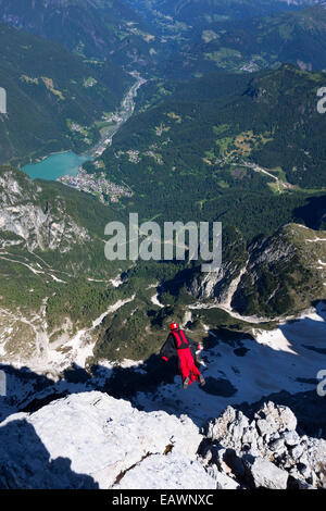 Base-Jumper wird von einer Klippe hinunter in das tiefe Tal beendet. Dabei ist er in einem Wingsuit Tarif Weg von den Felsen zu fliegen. Stockfoto