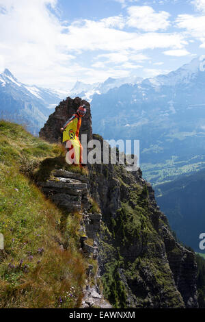 Base-Jumper wird von einer Klippe hinunter in das tiefe Tal beendet. Dabei ist er in einem Wingsuit Tarif Weg von den Felsen zu fliegen. Stockfoto