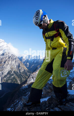 Base-Jumper bereitet sich auf Base-Jump. Dabei hält er seine Arme und Bein-stabil. Stockfoto