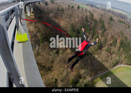 Der Sprung von einer Brücke. Den ultimativen Kick ein Objekt springen mit einem Overall auf einem statischen Netz angeschlossen sind, zu tun. Der Fallschirm wird automatisch geöffnet. Stockfoto