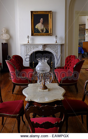 Das Wohnzimmer in einer Periode georgischen Wohnung zeigt antike Möbel