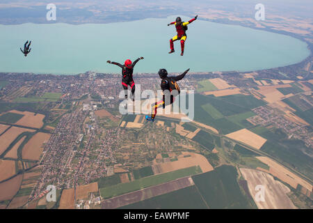 Freefly Fallschirmspringer sind über eine spektakuläre Kulisse für Land und Felder in den Himmel mit 130 km/h. Stockfoto