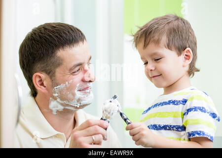 Vater und Sohn rasieren im Bad Stockfoto