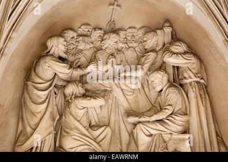 Wien, Österreich - 3. Juli 2013: Das Relief des Todes der Jungfrau Maria auf dem Südportal der gotischen Kirche Maria bin Gestade. Stockfoto