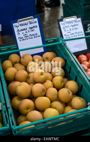 Tay Tal Früchte rotbraun Äpfel für den Verkauf auf Stand auf Edinburgh Farmers Market in Stadt Zentrum Edinburgh Schottland UK Stockfoto