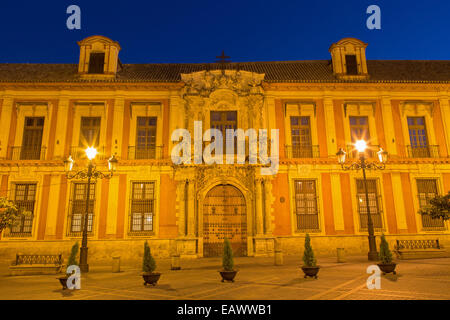 Sevilla - Plaza del Triumfo und Palacio Arzobispal (erzbischöfliche Palast) in der Abenddämmerung auf der Plaza del Triumfo. Stockfoto