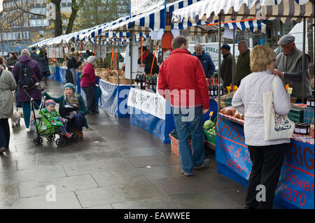 Kunden surfen Stände auf Edinburgh Farmers Market in Stadt Zentrum Edinburgh Schottland UK Stockfoto