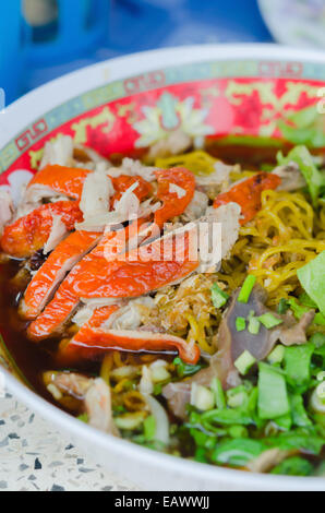 gelbe Nudeln mit Ente Stockfoto