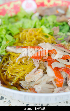 gelbe Nudeln mit Ente Stockfoto