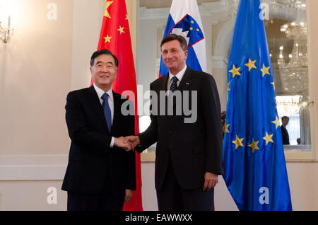 Wang Yang Chinesisch (links) Vize-Ministerpräsident schüttelt Hände mit Präsident der Republik Slowenien Borut Pahor während seines zweitägigen Officia besuchen im Land. © Rok Rakun/Pacific Press/Alamy Live-Nachrichten Stockfoto