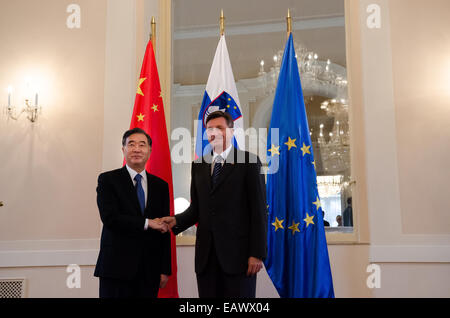 Wang Yang chinesische Vize-Premierminister Händeschütteln mit Präsident der Republik Slowenien Borut Pahor © Rok Rakun/Pacific Press/Alamy Live News Stockfoto