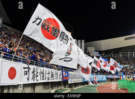 Osaka, Japan, am 18. November 2014. 18. November 2014. Fans (JPN) Fußball: Japanische Fans anfeuern für die japanische Nationalmannschaft vor das internationale Freundschaftsspiel zwischen Japan und Australien bei Yanmar Stadion Nagai in Osaka, Japan, 18. November 2014. © AFLO/Alamy Live-Nachrichten Stockfoto