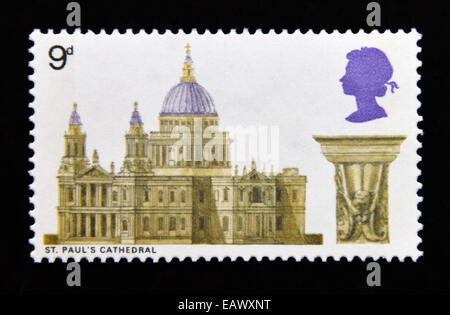 Briefmarke. Great Britain. Königin Elizabeth II. Britische Architektur, Kathedralen. 1969. St. Paul Kathedrale. 9d. Stockfoto