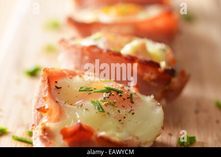 Ei und Speck Muffins serviert und zum Verzehr bereit. Stockfoto