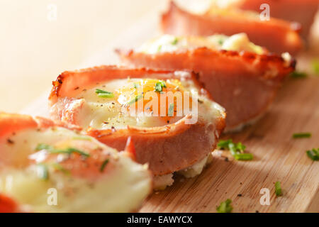 Ei und Speck Muffins serviert und zum Verzehr bereit. Stockfoto