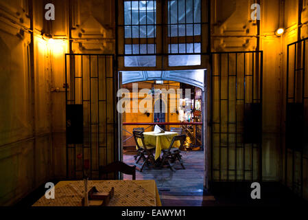 Blick durch Gusstür, einen Tisch auf dem Balkon eines antiken Stahl Restaurants. Stockfoto