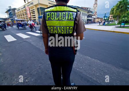 Ein Polizist Verkehr überwacht Autos und Auto-Rikschas, streamen sie vorbei an der Plaza de Armas. Stockfoto