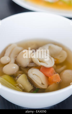 Vegetarische pikante Pilzsuppe Stockfoto