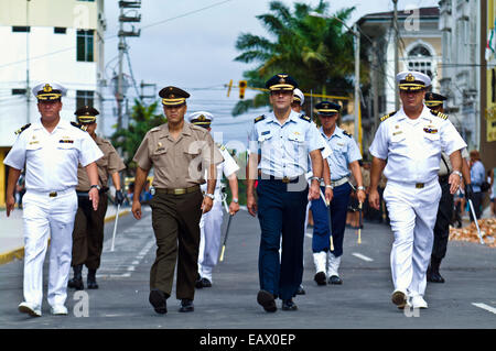 Peruanischen Offiziere von Heer, Luftwaffe und Marine Parade am Plaza de Armas. Stockfoto