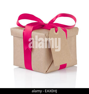 Weihnachts-Geschenkbox verpackt mit Kraftpapier und lila Bogen, isoliert Stockfoto