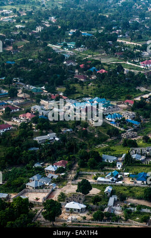 Eine dicht besiedelte Gemeinde drängten sich um Zersiedelung von Dar Es Salaam. Stockfoto