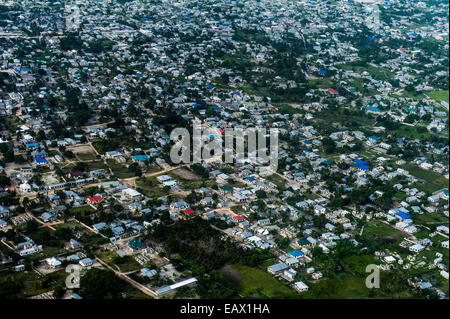 Eine dicht besiedelte Gemeinde drängten sich um Zersiedelung von Dar Es Salaam. Stockfoto