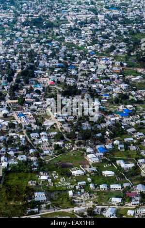 Eine dicht besiedelte Gemeinde drängten sich um Zersiedelung von Dar Es Salaam. Stockfoto