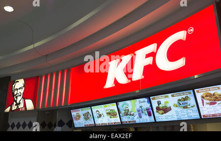 Dh KFC Kentucky Fried Chicken FASTFOOD UK logo Schild über Menüs board Menü Stockfoto