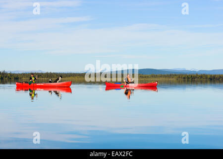 Zwei Personen Kanu auf einem ruhigen See Stockfoto