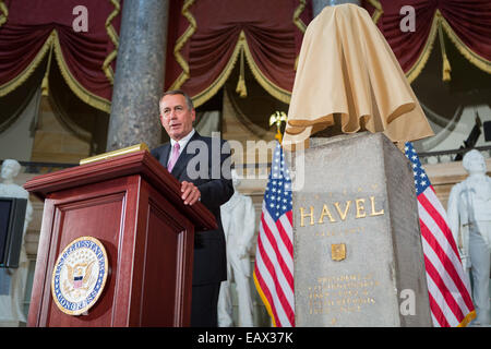 US Sprecher des Hauses John Boehner enthüllt eine Büste zu Ehren der ehemaligen tschechischen Präsidenten und Menschenrechtsaktivistin Vaclav Havel während einer Einweihungsfeier in der National Statuary Hall des Kapitols 19. November 2014 in Washington, DC. Stockfoto