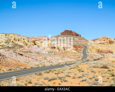 Leere asphaltierte Straße, die sich durch das Tal des Feuers, Nevada windet. Stockfoto
