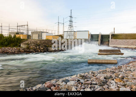 Wasser gießen durch einen Damm Stockfoto