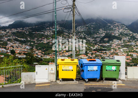 Recycling-Behälter vor einer ausgedehnten Bergdorf Stockfoto