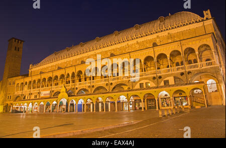 PADUA, Italien - 9. September 2014: Piazza della Fruta in der Nacht und Palazzo della Ragione. Stockfoto