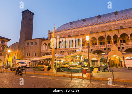 PADUA, Italien - 9. September 2014: Piazza della Fruta in Morgen-Dämmerung mit dem Markt und Palazzo Dalla Ragione. Stockfoto