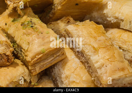 Im Nahen und Mittleren Osten dessert Baklava mit gemahlenen Mandeln gefüllt und gekrönt mit Rosen- und Orangenblüten Zuckersirup. Stockfoto