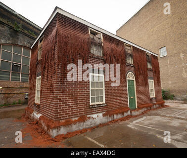 Haus von Alex Chinneck 40 Southwark St London, SE1 schmelzen. Kunstwerk aus Wachs und langsam erhitzt, um es im Laufe der Zeit schmelzen. Stockfoto