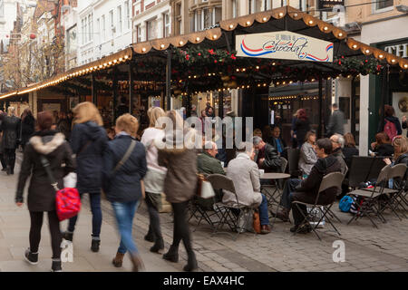 Weihnachtsmärkte und Shopper, Manchester, UK Stockfoto