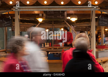 Weihnachtsmärkte und Shopper, Manchester, UK Stockfoto