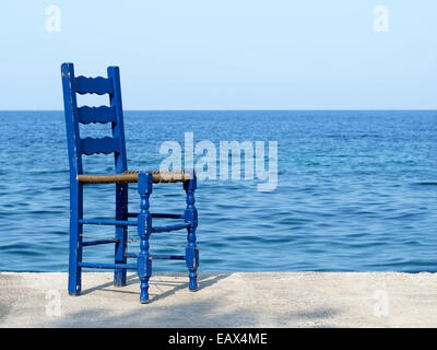 Griechischen blauer Stuhl am Meer Stockfoto
