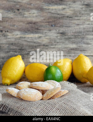 Sehr lecker und süß frisch gebackene Zitrone Cookies bedeckt mit Powedered Zucker Stockfoto