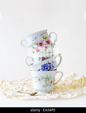 Stapel von hoher Teetassen auf weiß Stockfoto