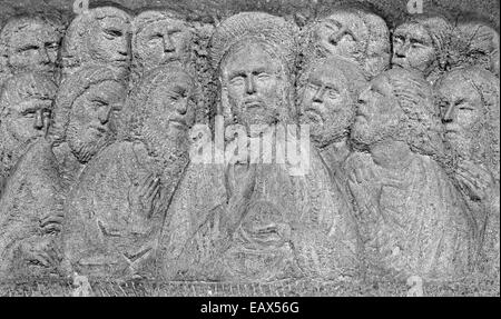 PADUA, Italien - 9. September 2014: The Modern Relief des letzten Abendmahls auf dem Altar in der Kirche Santa Maria dei Servi. Stockfoto