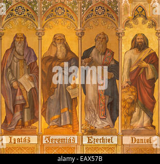 TRNAVA, Slowakei - 14. Oktober 2014: Der Neo-gotischen Fresken der großen Propheten Jesaja, Jeremia, Hesekiel, Daniel in St. Nikolaus Stockfoto