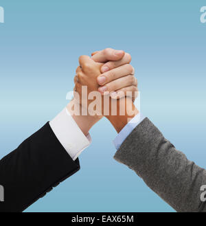 Nahaufnahme von zwei Händen multirassische armwrestling Stockfoto