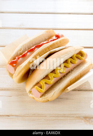 Klassischen Stil Hotdogs mit Senf und Ketchup, selektiven Fokus Stockfoto